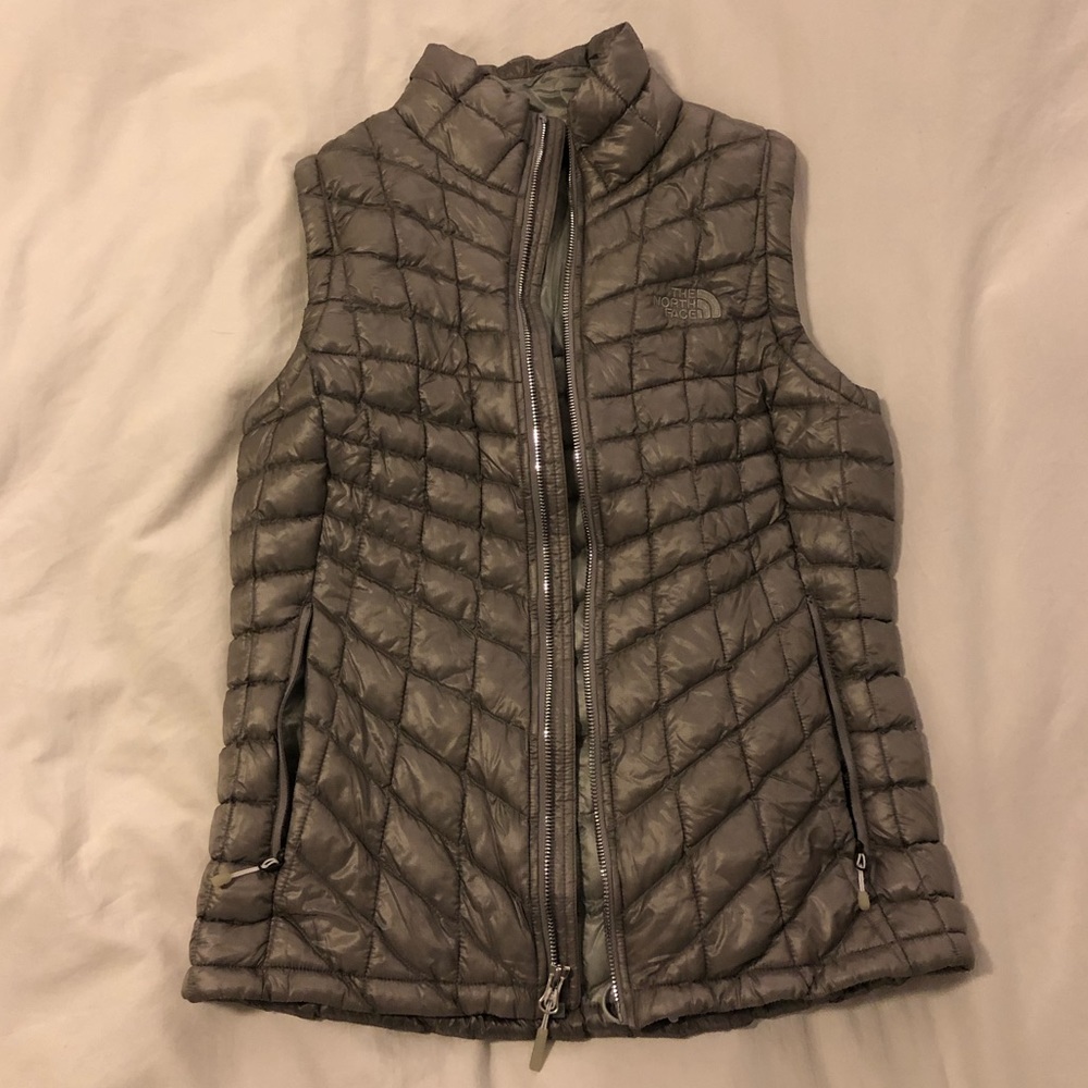 grey north face vest